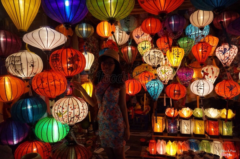 Chợ đêm đèn lồng cách 2 phút đi bộ