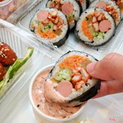 Kimbap thịt ướp xúc xích