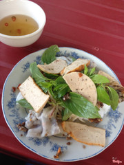 Món quà sáng của người Hà Nội trên đất Huế. Nằm 1 góc nhỏ trên đường nguyễn khoa chiêm, quán sạch sẽ và thoáng mát, phục vụ nhiệt tình. Giá cả thì quá rẻ, 1 dĩa 10k, mùi vị theo cảm nhận cá nhân mình thì ngon, không chê vào đâu được.