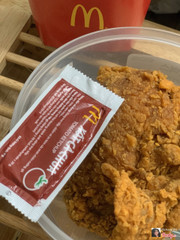 2 miếng gà 1 khoai tây nhưng chỉ bỏ vào 1 gói tương cà ☹️👎