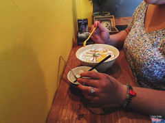 Đây đây, tô yogurt đào vải đầy ụ trứ danh đây ạ. Tô như vầy là 40k, xong phần này là nghỉ ăn trưa luôn.