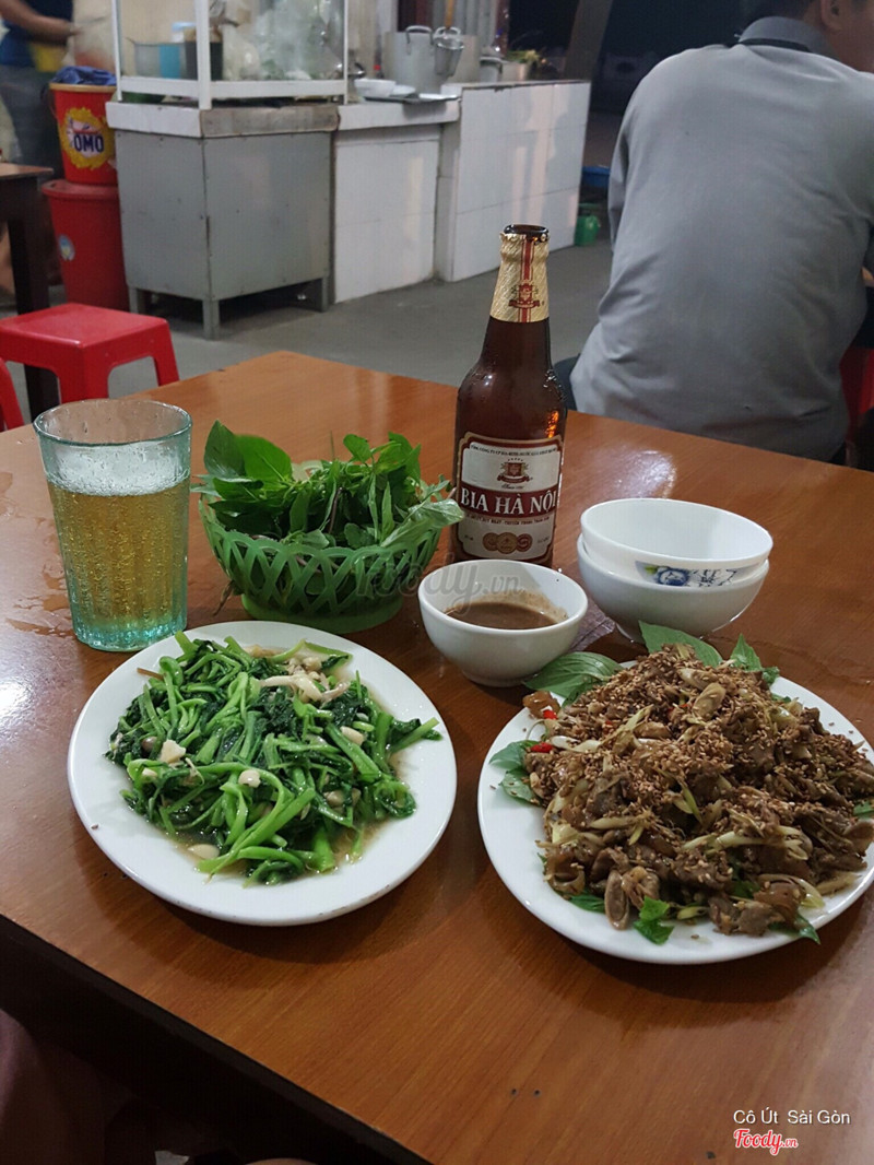 Dê xào sả ớt. Rau rừng xào tỏi