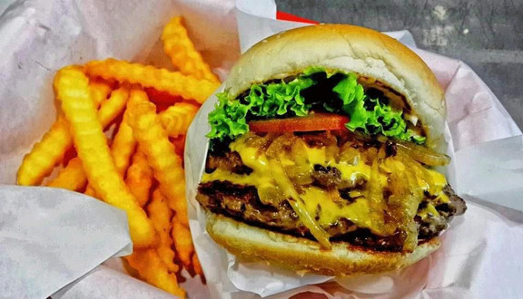 Chuck's Burgers - Phạm Viết Chánh