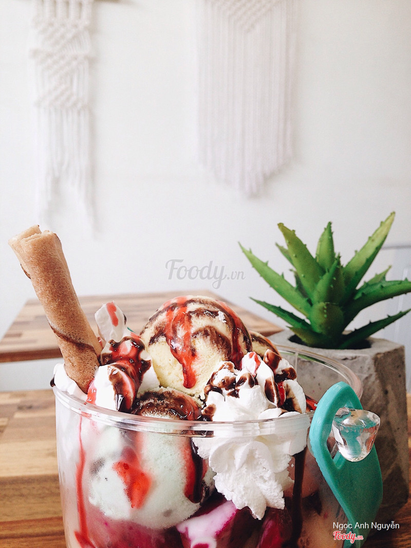 Kem xô hoa quả khá nhiều và đầy, hoa quả đa dạng, táo, dưa hấu, dưa vàng, dứa,... và tới tận 5 viên kem các vị. Kem ở đây cũng khá ngon mà được nhiều, các bạn có thể lựa chọn vị kem theo yêu cầu nhé. Giá của bạn này là 60k