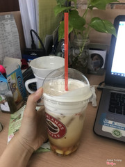 Mình đặt 3 ly trà sen vàng, 1 ly freeze socola, giao hàng 4 ống hút thường, 3 muỗng. Mọi người ko biết hút kiểu gì. Bạn nhận order hình như không đọc kỹ đơn hàng, buồn hết sức :((