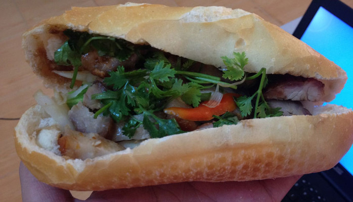 Mỹ Phụng - Bánh Mì Kẹp Chả Bò - Nguyễn Văn Quá