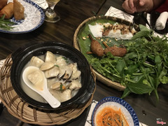Nghêu hấp dừa, nem cuộn bánh hỏi.