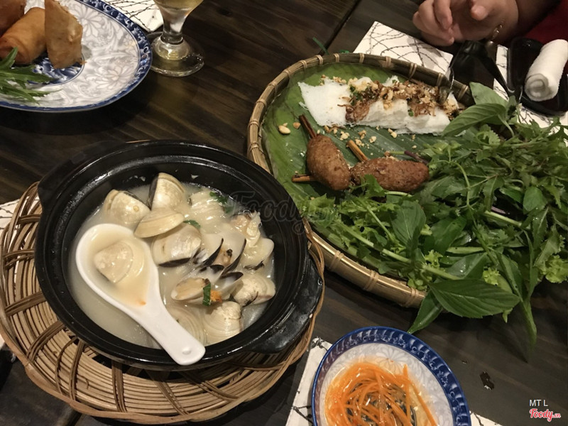 Nghêu hấp dừa, nem cuộn bánh hỏi.