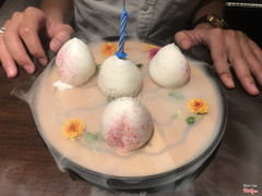 Bánh được tặng,nhân ca dé trứng muối,ăn cũng rất ngon