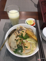 Bữa sáng ấm bụng với tô hủ tíu chay và ly sữa sen, ta nói nó ngon, ngon lắm luôn á. Quán thoáng mát, phục vụ dễ thương.