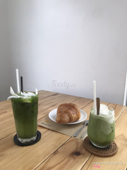 Bên trái là matcha nước dừa bên phải là matcha đá sữa