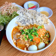 Mì quảng sốt sệt lạ lạ