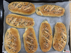 bánh mì bơ sữa có nhân thịt và pho mai kéo sợi. Vị ngọt tự nhiên của bột bánh và pho mai nóng hòa quyện với hương thơm của hành tây và thịt heo thật thú vị. Bánh có thể dùng ăn sáng, ăn xế lúc chiều khi bé đi học về, chắc chắn các bé sẽ rất thích. Nó cũng có thể thay bữa cơm chính của trẻ được.