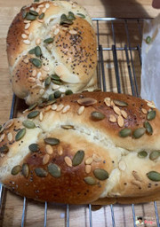 Bánh mì hoa cúc sủ dụng men tự nhiên theo công thức Châu Âu. Vị ngọt và mềm dai của vỏ bánh thật khó diễn tả. Không giống như những chiếc bánh bán ngoài của tiệm chỉ sử dụng men công nghiệp, món bánh theo công thức truyền thống của các  nước Châu Âu, lấy bánh mì làm bữa ăn chính hàng ngày thì men tự nhiên rất tốt cho tiêu hóa, có vị chua và lành tính, ăn vào cho thể trạng rất khỏe mạnh. Đặc biệt với trẻ em trong độ tuổi lớn.