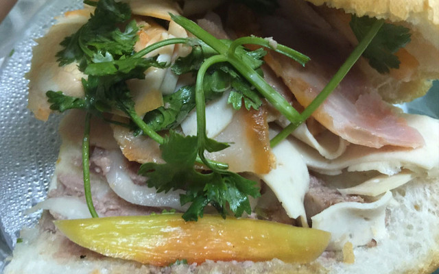 Bánh Mì Hồng Lạc