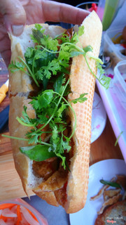 Bánh mì chả chiên Phú Quốc 15k ở đầu chợ đêm 