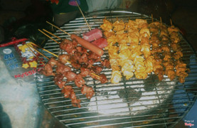 Trời lạnh ăn món này cực thích nhé. Quán vỉa hè đối diện trường TV. Đồng giá 2.5k 1 xiên