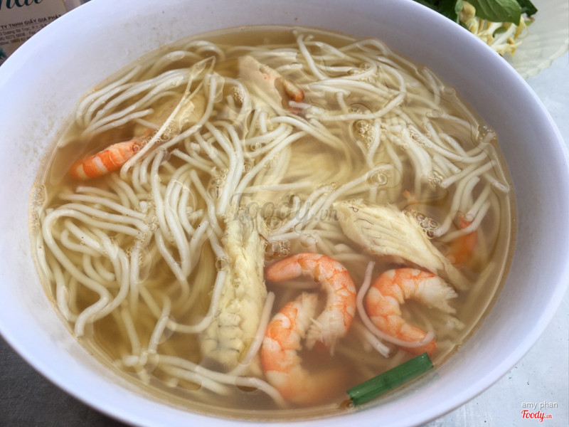 Bún ăn tạm được, vị không ngon, nước súp hơi lạt, nhìn tô bún không hấp dẫn vậy mà giá 35,000d!!! Chắc chủ quán thấy người ngoài tỉnh nên chém quá! Giá không hợp với chất lượng!