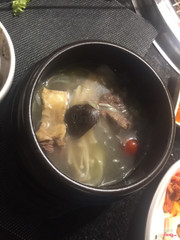 canh bò hầm: bò hầm mềm, vị đậm còn có nấm kim châm, ngon nhức nách  không có gì để bàn cãi 🤣