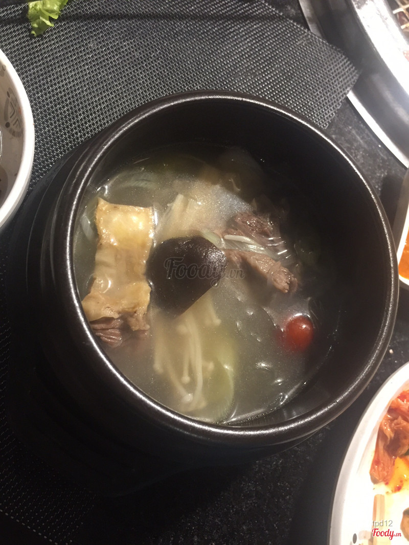 canh bò hầm: bò hầm mềm, vị đậm còn có nấm kim châm, ngon nhức nách  không có gì để bàn cãi 🤣