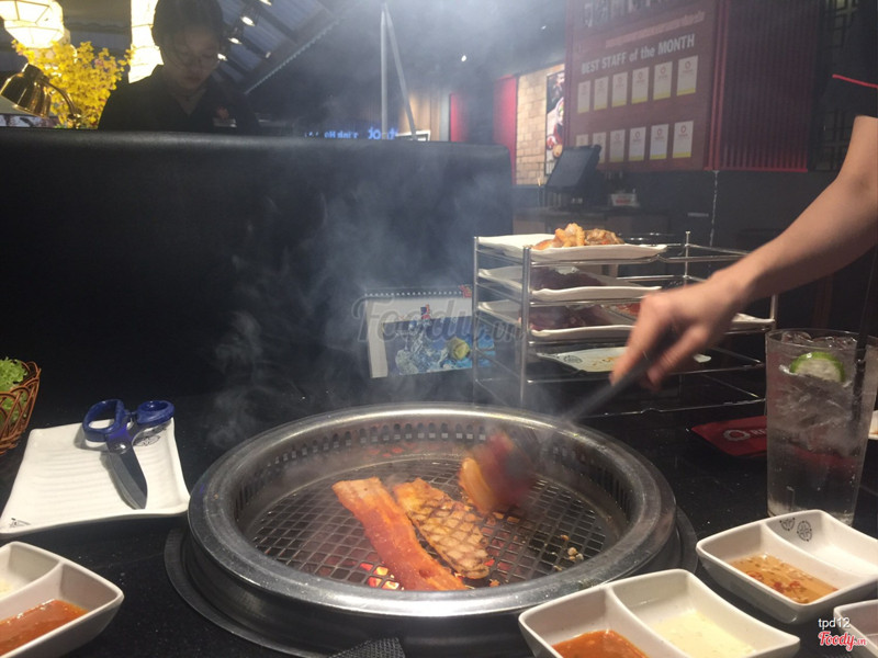 được nhân viên nướng thịt cho nèee