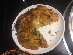 bánh hẹ chiên: có hải sản tôm bên trong, nhưng đi đông hẳn gọi, mỗi người 1 miếng là ngán :v