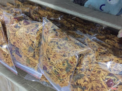 Còn có gà lá chanh 35k/bịch 100gr mua 3 bịch chỉ còn 100k