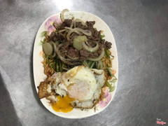 Mì gói xào trứng bò