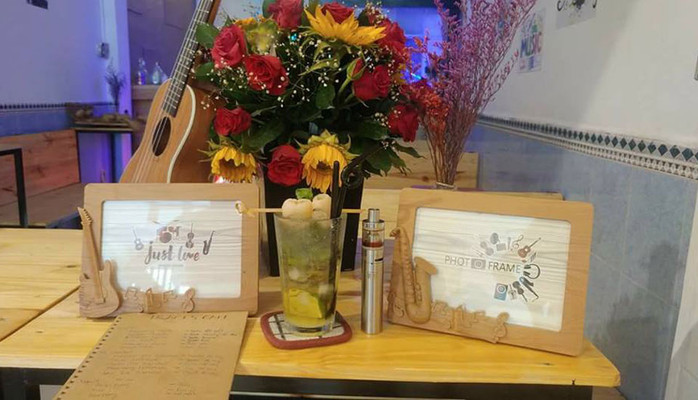 Tracks Coffee - Live Acoustic