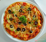 Cafe_De_La_Poste_pizza_thit_xong_khoi_thom