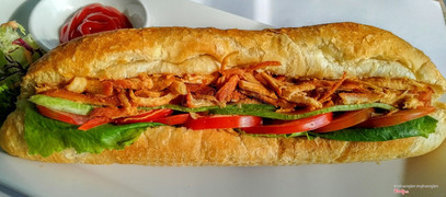 Cafe_De_La_Poste_banh_mi_ga_nuong