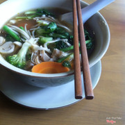 Rau nấm phủ đầy mặt tô nè