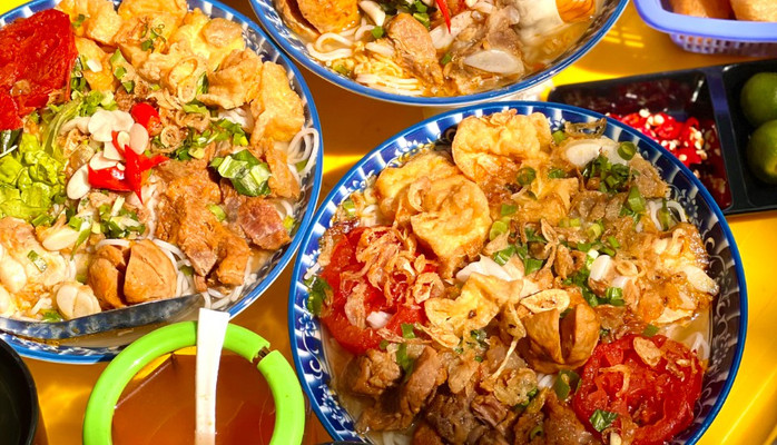 Bún Riêu Gân Bò Tóp Mỡ - 8 Hàng Nón