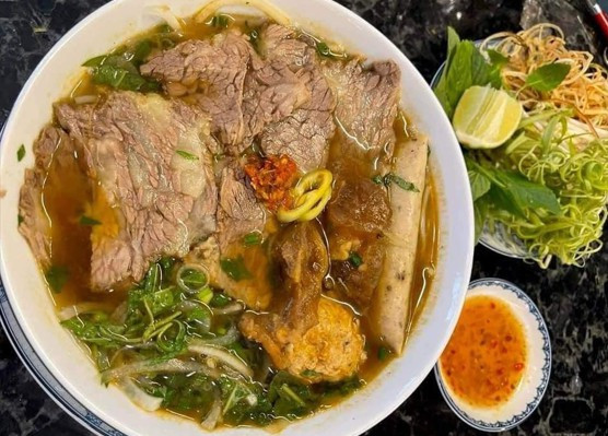 Tiệm Bún Bò Dâu Tây - Cây Keo