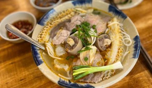 Tiệm Nhà Cũ - Bún Bò Huế & Lẩu Bò