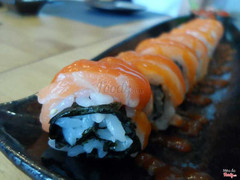 sushi cuốn cá hồi
