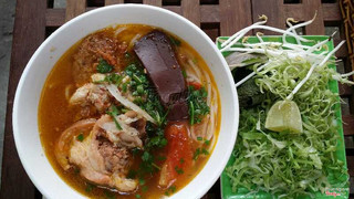 Bún riêu giò heo 