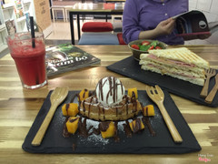 Waffle nho vs kem dừa, xoài và sốt chocolate vs bánh mỳ nhân jambong vs phô mai. Waffle ngon nhg bánh mỳ hơi khô quá :( 