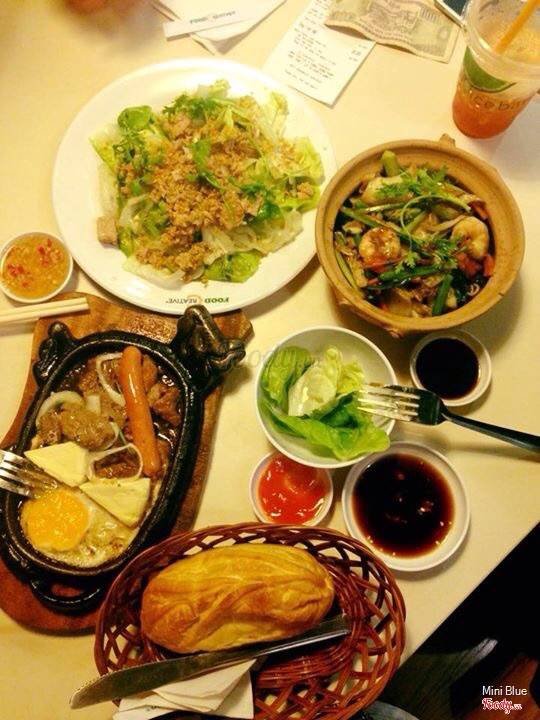 Bò né và salad cá ngừ