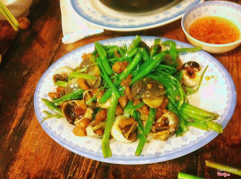 Ốc mỡ xào rau muống