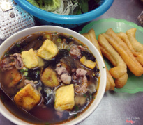 Mình là người rất kén ăn bún ốc nhưng bún ốc ở đây nước dùng khá ngon, quán nhỏ nhưng cũng sạch sẽ, buổi trưa thì đông, có ốc nhỏ to tuỳ chọn, thêm giò, bò, đậu.... Thì thêm 5-10k , nước dùng có tía tô mà không bị hăng mùi ✌️
