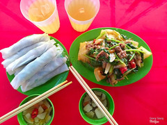 Phở chiên phồng vẫn luôn ngon,nhiều thịt bò,sốt đậm đà,vừa miệng 👍✅. Còn phở cuốn thì ăn cũng tạm ổn,chắc chắn ko thể ngon bằng tự làm ở nhà đc đâu ạ hihii 😍✌️✅