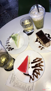 Quán nhìn đẹp, mở nhạc nhẹ nhàng êm ái 🎀 về nước thì Cookies Macchiato cũng khá ngon 🎉 nhưng trà sữa Matcha thì thật sự là không được ngon - cứ như đang uống trà xanh :))) tiếp theo là tới phần bánh thì ngoài trừ Tiramisu Cappuccino ra thì 2 Mousse cũng dở :(((( giá thì oki