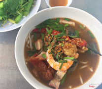 Halo các bạn ^^ mời các bạn về Dĩ An thôn mình để ăn thử bún mắm ở đây 💁🏻‍♀️ quán lúc nào cũng đông hết trơn vì rất ngon , rất no , rất lẹ nữaaa hihi Ở đây có lẩu nữa nha 160k/3-4 người ăn là no căng luôn nha 🤤 