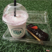 Sữa chua việt quất + bánh chocolate