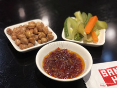 Hai vợ chồng mình siêu thích các món Quảng Đông nên rất hay sưu tầm những địa chỉ ăn ngon để đi ăn dần :) Tối nay sau một hồi hỏi ý kiến anh Google, bọn mình tìm được quán Tam Hoà Viên này vừa gần nhà mà trông món ăn quán chụp quảng cáo lên vô cùng mãn nhãn. Đến cửa Nhà hàng, nhìn thấy decor chất hơn nước cất, đúng kiểu nhà của Hoà Thân lun í, đã làm mình mê mẩn rồi. Đến lúc gọi món ăn thử xong thì đúng là gây nghiện luôn. Mình mê nhất há cảo hấp và miến cầm tay. Trời ơi! Nguyên cả con cua tươi rói đầy gạch luôn í. Nói chung tổng quan mình vote cho quán 9₫. Lần sau mình sẽ đưa cả nhà ra ăn sinh nhật ;P