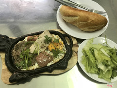 Bò né 27k, kèm bánh mì, salad