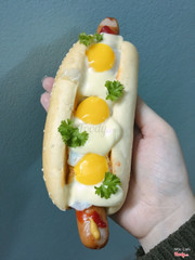 Hotdog trứng chảy phomai