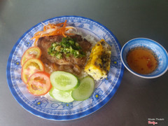 Cơm tấm Sườn Chả
Bao gồm: Sườn + Chả, cà chua, dưa leo, đồ chua, nước mắm mặn ngọt 