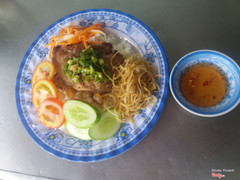 Cơm tấm Sườn Bì
Bao gồm: Sườn + Bì, cà chua, dưa leo, đồ chua, nước mắm mặn ngọt 